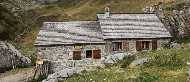 cabana de piedra en medio de la naturaleza